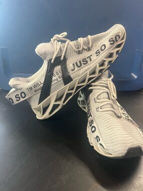 JUST SO Men's Athletic Shoes in Light Gray with Black Accents